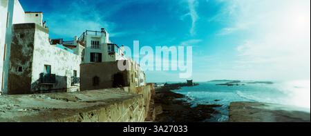 Vue panoramique sur le bord de la médina sur la côte Atlantique, Essaouira, Maroc Banque D'Images