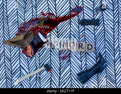 Mot allemand mord dans le concept de scène de crime vrai, tuant des objets comme couteau ou hache, partie du corps, vrai sang sur le fond noir et blanc Banque D'Images