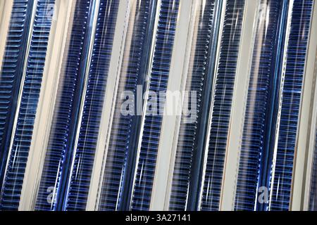 Thueringen Ausstellung Erfurt 11.03.2025, Erfurt, Messe, Thueringen Ausstellung, Aussteller unterschiedlichster Bereiche praesentieren sich auf der groessten Messe Thueringens im Bild : Roehren einer Solar-Thermie-Anlage / Vakuum-Roehrenkollektor *** Thueringen Ausstellung Erfurt 11 03 2025, Erfurt, Messe, Messe, Messe exposent eux-Thueringen tube dans le plus grand système de tubes thermiques dans le plus grand nombre d'exposition dans le plus grand nombre d'expositions dans le commerce de tubes solaires de Thuringe Banque D'Images