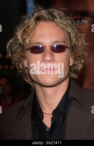 Heathcliff Andrew Ledger (4 avril 1979 - 22 janvier 2008) est un acteur australien nommé aux Oscars. Après avoir joué dans des rôles à la télévision dans les années 1990, Ledger développe une carrière hollywoodienne. Il a joué dans des succès critiques et financiers, y compris The Patriot, Monster's Ball et Brokeback Mountain, et a complété le rôle du Joker dans le prochain The Dark Knight. Ledger meurt à New York le 22 janvier 2008. PHOTO : 27 juin 2000 ; Los Angeles, CA, États-Unis; L'acteur HEATH LEDGER lors de la première de 'The Patriot' à Century City. Banque D'Images