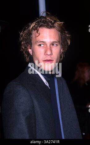 Heathcliff Andrew Ledger (4 avril 1979 - 22 janvier 2008) est un acteur australien nommé aux Oscars. Après avoir joué dans des rôles à la télévision dans les années 1990, Ledger développe une carrière hollywoodienne. Il a joué dans des succès critiques et financiers, y compris The Patriot, Monster's Ball et Brokeback Mountain, et a complété le rôle du Joker dans le prochain The Dark Knight. Ledger meurt à New York le 22 janvier 2008. PHOTO : 22 février 2000 ; Los Angeles, CA, États-Unis; L'acteur HEATH LEDGER lors de la première de « Wonder Boys ». Banque D'Images