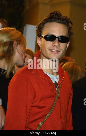 Heathcliff Andrew Ledger (4 avril 1979 - 22 janvier 2008) est un acteur australien nommé aux Oscars. Après avoir joué dans des rôles à la télévision dans les années 1990, Ledger développe une carrière hollywoodienne. Il a joué dans des succès critiques et financiers, y compris The Patriot, Monster's Ball et Brokeback Mountain, et a complété le rôle du Joker dans le prochain The Dark Knight. Ledger meurt à New York le 22 janvier 2008. PHOTO : Mar 12, 2001 - Los Angeles, CA, USA - L'acteur HEATH LEDGER souriant à la première de 'Say It's Not SO!' porter des lunettes de soleil. Banque D'Images