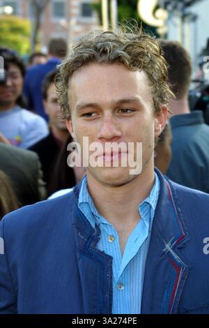 Heathcliff Andrew Ledger (4 avril 1979 - 22 janvier 2008) est un acteur australien nommé aux Oscars. Après avoir joué dans des rôles à la télévision dans les années 1990, Ledger développe une carrière hollywoodienne. Il a joué dans des succès critiques et financiers, y compris The Patriot, Monster's Ball et Brokeback Mountain, et a complété le rôle du Joker dans le prochain The Dark Knight. Ledger meurt à New York le 22 janvier 2008. PHOTO : 08 mai 2001 - Los Angeles, CA, USA - L'acteur HEATH LEDGER à la première de 'A Knight's Tale', dans laquelle il joue le rôle. Banque D'Images