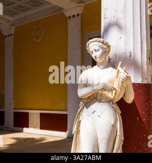 Corfou, Grèce - 6 juin 2024 : statue en marbre blanc de Terpsichore, l'une des neuf Muses et déesse de la danse et du chœur dans le palais d'Achille à Corfou Banque D'Images