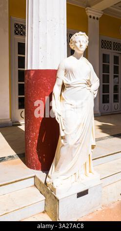 Corfou, Grèce - 6 juin 2024 : statue en marbre blanc de la muse Euterpe dans la cour du palais Achilleion sur l'île de Corfou, Grèce Banque D'Images