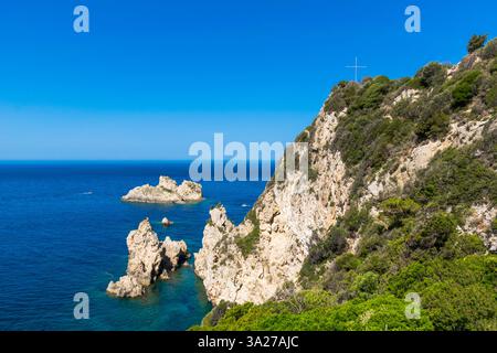 Vue panoramique de la côte rocheuse de Corfou avec croix blanche sur le dessus à Palaiokastritsa, Grèce Banque D'Images