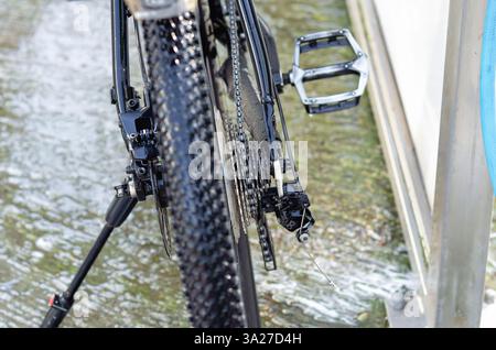 Laver un vélo dans un lave-auto avec un jet d'eau Banque D'Images