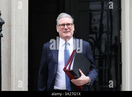 Londres, Royaume-Uni. 12 mars 2025. Le PM Keir Starmer quitte le 10, rue Downing, pour les PMQ à la Chambre des communes. Crédit : Monica Wells/Alamy Live News Banque D'Images