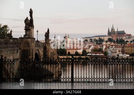 Prague, république tchèque - 16 août 2023 : paysage urbain de Prague avec le pont charles et le château de prague au lever du soleil, rivière Vltava Banque D'Images
