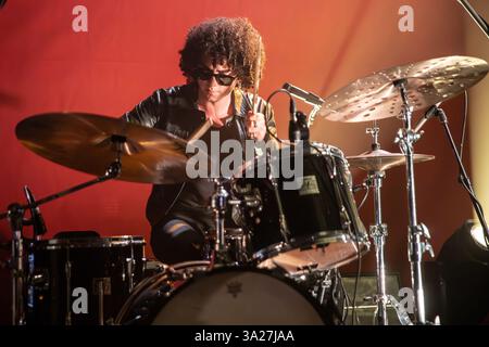 Milan, Italie. 11 mars 2025. Le groupe de rock italien LES VOTIVES finaliste de X Factor Italy 2024 se produit en direct sur scène au Santeria Toscana 31. Crédit : Rodolfo Sassano/Alamy Live News Banque D'Images