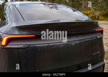 Vue arrière de la Tesla Model y Juniper avec feux de freinage allumés Banque D'Images