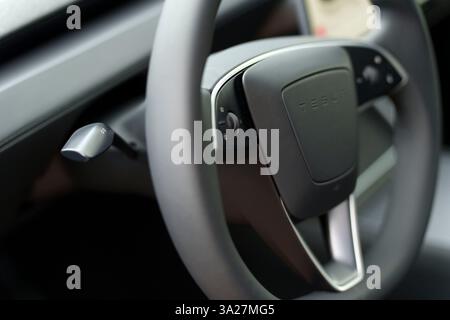 Gros plan de l'intérieur du nouveau Juniper Tesla Model y avec un accent sur le stock de clignotants Banque D'Images