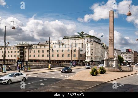 Scène de rue urbaine sur Vesterbrogade dans le centre de Copenhague avec Liberty Memorial, Cars, Hôtel Astoria et le paysage urbain du centre-ville, Danemark Banque D'Images