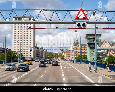 Pont Langebro à Copenhague entre Inner City et Amager avec des voies pour véhicules, cyclistes et piétons sous portique de signalisation, Danemark Banque D'Images