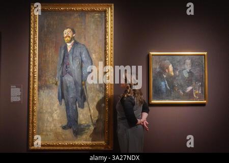 Londres, Royaume-Uni, 12 mars 2025. Image : l-R Karl Jensen-Hjell 1907, huile sur toile, Tête-à-tête 1885 huile sur toile. Aperçu des œuvres d'Edvard Munch à la National Portrait Gallery. L'exposition se déroule du 13 mars au 15 juin crédit. Amer Ghazzal/Alamy Live News Banque D'Images