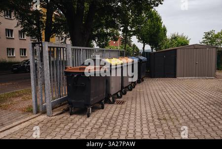 Conteneurs pour la collecte séparée des déchets dans la rue. Éco-sécurité écologique. Photo de haute qualité Banque D'Images