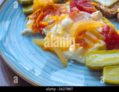Savourez le petit-déjeuner vibrant composé d'œufs parfaitement frits ornés d'un mélange de concombres marinés, de carottes et de poivrons rouges. Profitez de la délicieuse con Banque D'Images