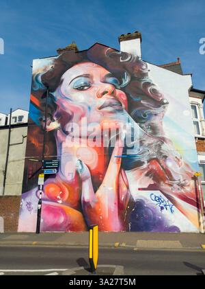 Une murale de M. Cenz représentant une femme aux cheveux foncés sur le côté d'une maison près de Selhurst Park, Londres, Royaume-Uni Banque D'Images