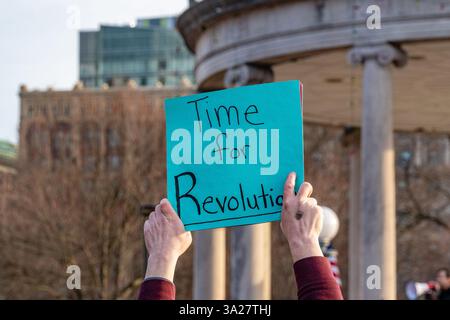 Boston, ma, États-Unis-4 mars 2025 : manifestation anti-Trump à Boston Common organisée par le mouvement de 50501 avec le temps de lecture des signes pour la révolution. Banque D'Images