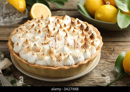 Délicieuse tarte meringue et citrons sur table en bois, gros plan Banque D'Images