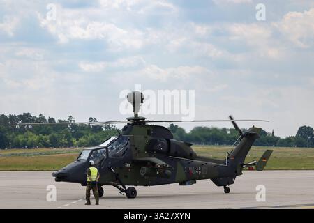 Internationale Luft- und Raumfahrtausstellung ILA, Berlin, 08.06.2024 Ein Eurocopter Tiger UHT Unterstützungshubschrauber Tiger der Bundeswehr auf der ILA 2024 in Berlin. Der Kampfhubschrauber ist für Luftnahunterstützung, Panzerabwehr und Aufklärung konzipiert. Er ist mit einer Mastvisieranlage für die Zielerfassung sowie einer Bordkanone, Raketenbewaffnung und Infrarotstörsystemen ausgestattet. Schönefeld Selchow Brandenburg Deutschland *** International Aerospace Exhibition ILA , Berlin, 08 06 2024 Un Eurocopter Tiger UHT hélicoptère de soutien Tiger des forces armées allemandes à l'ILA 2024 in Banque D'Images