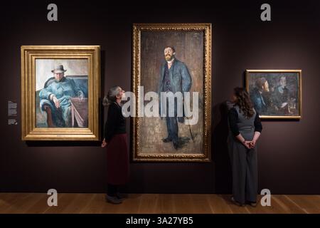 Londres, Royaume-Uni. 12 mars 2025. LONDRES, ROYAUME-UNI - 12 MARS 2025 : membres du personnel de la Galerie avec des peintures intitulées 'Hans Jaeger' (l), 'Karl Jensen-Hjell' (C) et 'TETE-à-TETE' (R) par le peintre norvégien Edvard Munch lors d'un appel photo pour l'exposition 'Edvard Munch Portraits' (13 mars - 15 juin 2025) à la National Portrait Gallery de Londres, Royaume-Uni, le 12 mars 2025. L'exposition sera la première au Royaume-Uni à se concentrer exclusivement sur Munch en tant que portraitiste, y compris des œuvres jamais vues auparavant au Royaume-Uni. (Photo de Wiktor Szymanowicz/NurPhoto) crédit : NurPhoto SRL/Alamy Live News Banque D'Images