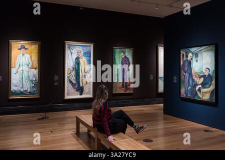 LONDRES, ROYAUME-UNI - 12 MARS 2025 : un membre du personnel de la galerie avec des peintures intitulées 'Ludvig Karsten', 1905, (l), 'Christian Gierlöff, auteur', 1909, (2L), Jappe Nilssen, 1909, (3L) et 'Lucien Dedichen and Jappe Nilssen', 1925-26, (R) par le peintre norvégien Edvard Munch lors d'un appel photo pour l'exposition 'Edvard Munch Portraits' (13 mars - 15 juin 2025) à la National Portrait Gallery de Londres, Royaume-Uni, le 12 mars 2025. L'exposition sera la première au Royaume-Uni à se concentrer exclusivement sur Munch en tant que portraitiste, y compris des œuvres jamais vues auparavant au Royaume-Uni. (Photo de Wiktor Szymanowicz/N. Banque D'Images
