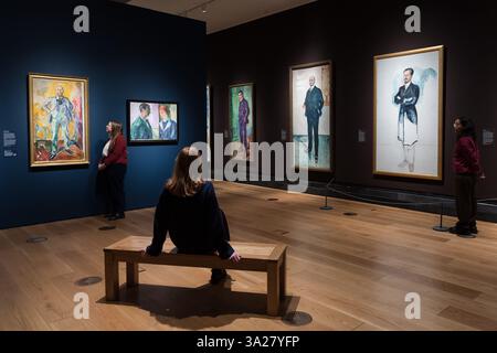 Londres, Royaume-Uni. 12 mars 2025. LONDRES, ROYAUME-UNI - 12 MARS 2025 : les membres du personnel de la Galerie regardent des peintures du peintre norvégien Edvard Munch lors d'un appel photo pour l'exposition 'Edvard Munch Portraits' (13 mars - 15 juin 2025) à la National Portrait Gallery de Londres, Royaume-Uni, le 12 mars 2025. L'exposition sera la première au Royaume-Uni à se concentrer exclusivement sur Munch en tant que portraitiste, y compris des œuvres jamais vues auparavant au Royaume-Uni. (Photo de Wiktor Szymanowicz/NurPhoto) crédit : NurPhoto SRL/Alamy Live News Banque D'Images