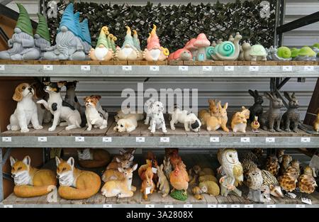 animaux de jardin ornementaux et décoratifs sur étagères au garden centre, norfolk, angleterre Banque D'Images