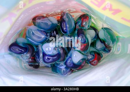 sachets de détergent pour lave-linge dans un sac d'emballage en plastique Banque D'Images