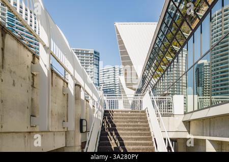 Paysage urbain de Yokohama : escaliers menant à l'architecture moderne. Banque D'Images