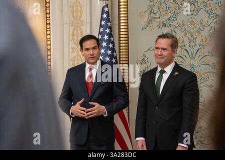 Djeddah, Arabie Saoudite. 11 mars 2025. Le secrétaire d’État américain Marco Rubio, à gauche, et le conseiller à la sécurité nationale Michael Waltz, à droite, s’entretiennent avec la presse à la suite d’une réunion avec le représentant de l’Ukraine au Palais de Diriyah, le 11 mars 2025 à Djeddah, en Arabie saoudite. Rubio a déclaré que l'Ukraine avait accepté un cessez-le-feu de 30 jours. Crédit : Freddie Everett/US State Department photo/Alamy Live News Banque D'Images