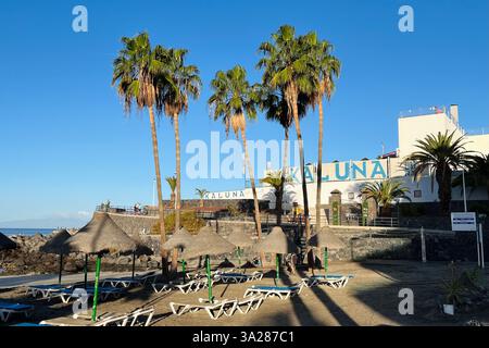 La plage de la Pinta à Costa Adeje près de Puerto Colon. Tenerife, Îles Canaries, Espagne. 30 janvier 2025. Banque D'Images