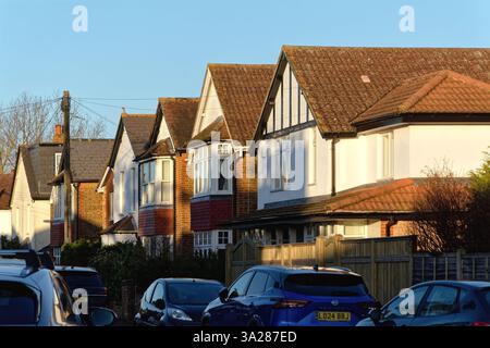 Détail des façades de maison individuelle à Crescent Road Shepperton Surrey Angleterre UK Banque D'Images