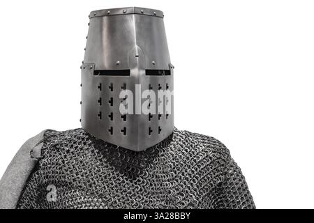Une représentation historique d'un chevalier médiéval portant une armure de mailles de chaîne et une grande barre isolée sur fond blanc. L'image offre rel historique Banque D'Images
