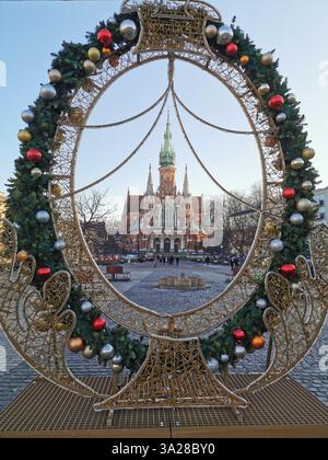 Décorations de Noël dans le Rynek Podgorski dans le quartier de Podgórze à Cracovie, Pologne. Église Saint-Joseph en arrière-plan. Banque D'Images