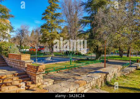 Ifrane, Maroc. Vue sur les avenues verdoyantes bordées d'arbres de la ville d'Ifrane, une station balnéaire marocaine dans les montagnes du moyen Atlas à Mor Banque D'Images