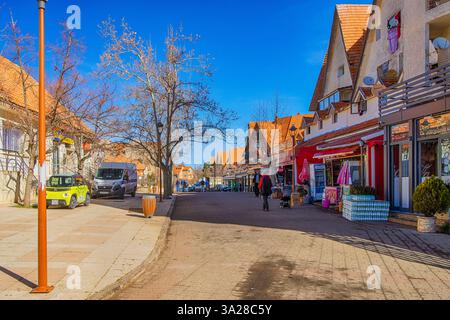 Ifrane, Maroc. Vue sur les avenues verdoyantes bordées d'arbres de la ville d'Ifrane, une station balnéaire marocaine dans les montagnes du moyen Atlas à Mor Banque D'Images