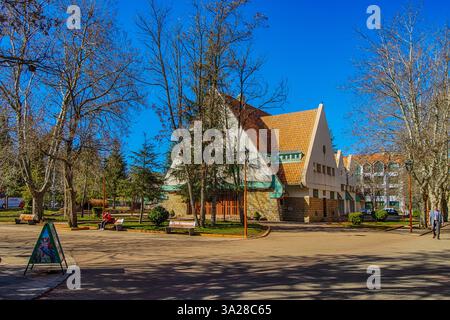 Ifrane, Maroc. Vue sur les avenues verdoyantes bordées d'arbres de la ville d'Ifrane, une station balnéaire marocaine dans les montagnes du moyen Atlas à Mor Banque D'Images