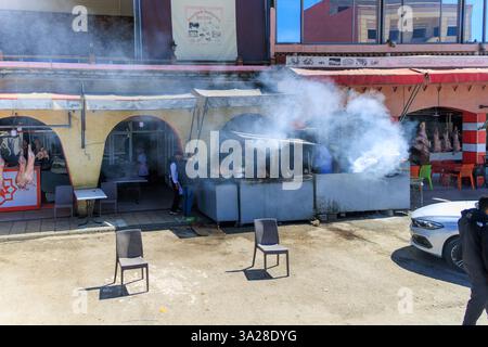 Brochettes de bœuf sur barbecue ouvert à Zaida, Maroc Banque D'Images