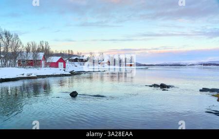 Paysage hivernal côtier moody près de Gibostad sur l'île Senja dans le nord de la Norvège Banque D'Images