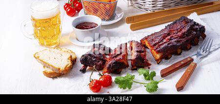 Côtes de remplacement BBQ d'un gril à charbon de bois Banque D'Images