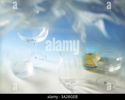 Art léger, diverses lunettes devant un fond bleu, plan studio Banque D'Images