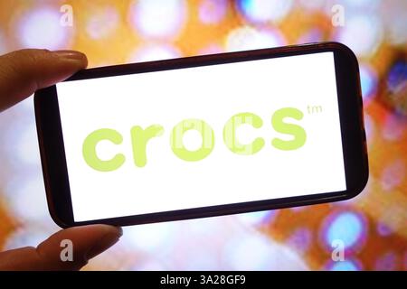 Pologne. 11 mars 2025. Dans cette illustration photo, le logo de la société Crocs est affiché sur l'écran d'un smartphone. (Crédit image : © Piotr SWAT/SOPA images via ZUMA Press Wire) USAGE ÉDITORIAL SEULEMENT! Non destiné à UN USAGE commercial ! Banque D'Images