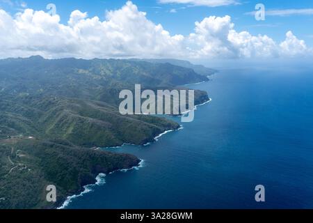 Vue aérienne époustouflante de Hiva Oa dans les îles Marquises, Polynésie française, avec des côtes accidentées, des eaux turquoises, des falaises spectaculaires, et lush Banque D'Images