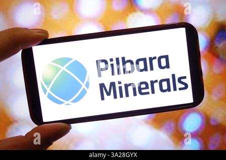 Pologne. 11 mars 2025. Dans cette illustration photo, le logo de la société Pilbara Minerals est affiché sur un écran de smartphone. (Crédit image : © Piotr SWAT/SOPA images via ZUMA Press Wire) USAGE ÉDITORIAL SEULEMENT! Non destiné à UN USAGE commercial ! Banque D'Images