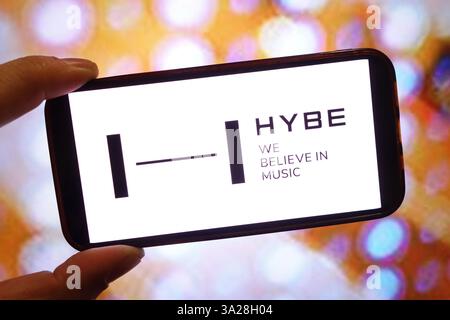 Pologne. 11 mars 2025. Dans cette illustration photo, le logo de la société Hybe est affiché sur l'écran d'un smartphone. (Crédit image : © Piotr SWAT/SOPA images via ZUMA Press Wire) USAGE ÉDITORIAL SEULEMENT! Non destiné à UN USAGE commercial ! Banque D'Images