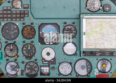 Vieux tableau de bord vert de chasse militaire soviétique avec de vieux affichages analogiques Banque D'Images