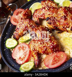 Couscous épicé avec ailes de poulet frites Banque D'Images