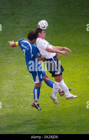 Michael Owen, de l'Angleterre (R), dirige le ballon contre le capitaine de l'équipe paraguayenne Carlos Gamarra (G) lors d'un match du groupe B de la Coupe du monde de la FIFA le 10 juin 2006 à Francfort, en Allemagne. Usage éditorial exclusif. Utilisation commerciale interdite. (Photographie de Jonathan Paul Larsen / Diadem images) Banque D'Images